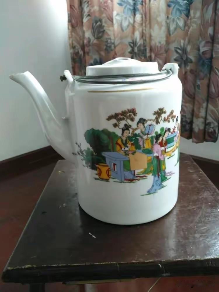 从前的八仙桌上总摆着它，晨起烧水、待客沏茶，烟火气日日浸润瓷身。
如今搁置角落，
