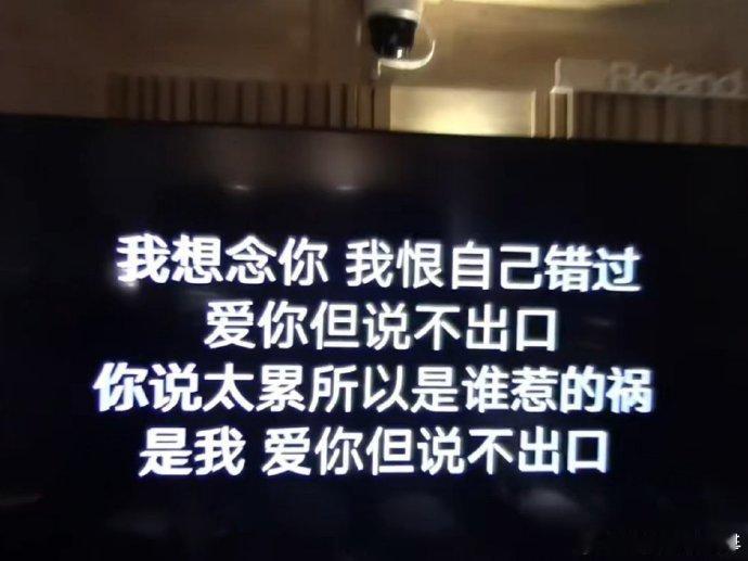 张新成DV彩排第一视角张新成 张新成的彩排视频太上头！黑框眼镜下的素颜脸庞，唱歌