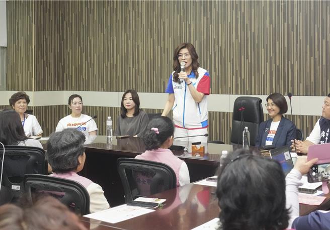 郑丽文结束今（23）日南投行动中常会后，接着前往妇女菁英领袖研习活动成立妇女后援