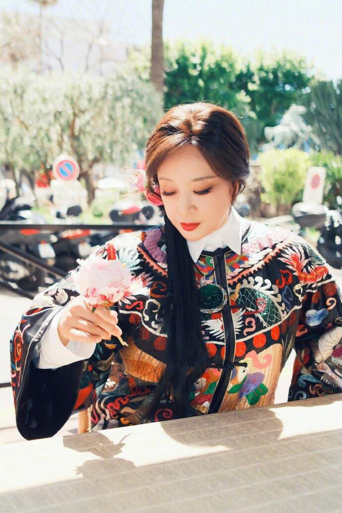 刘晓庆红色皮衣学院风 秒变叛逆学姐。刘晓庆红色皮衣学院风又飒又有少女心，走路带风