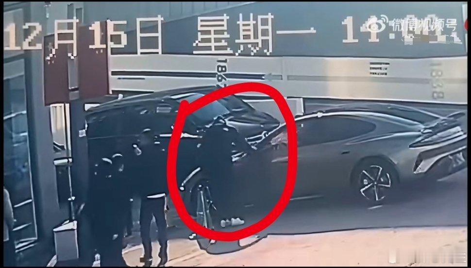 小米交付中心车祸被撞者已离世撞到人时，小米车主下车第一时间查看的是自己的车，而不