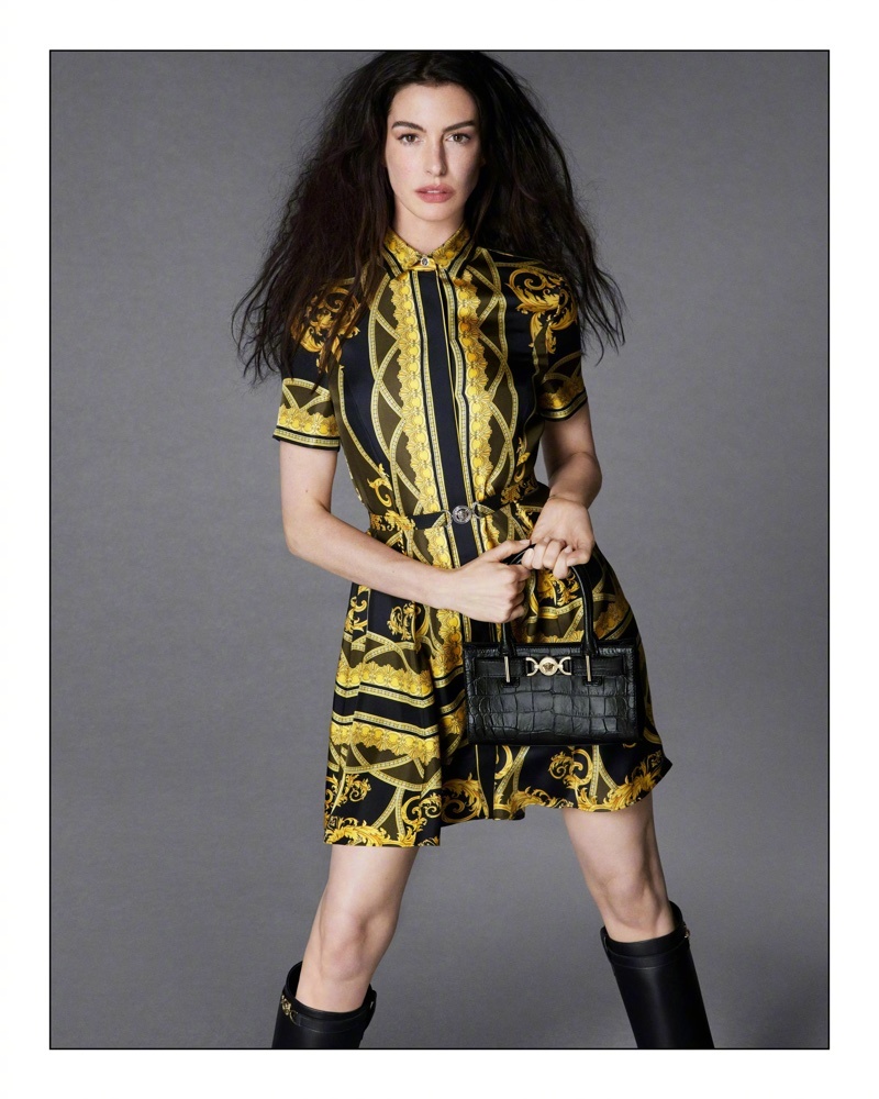 安妮·海瑟薇再次出镜演绎 Versace Icons 2024 秋季广告大片。摄