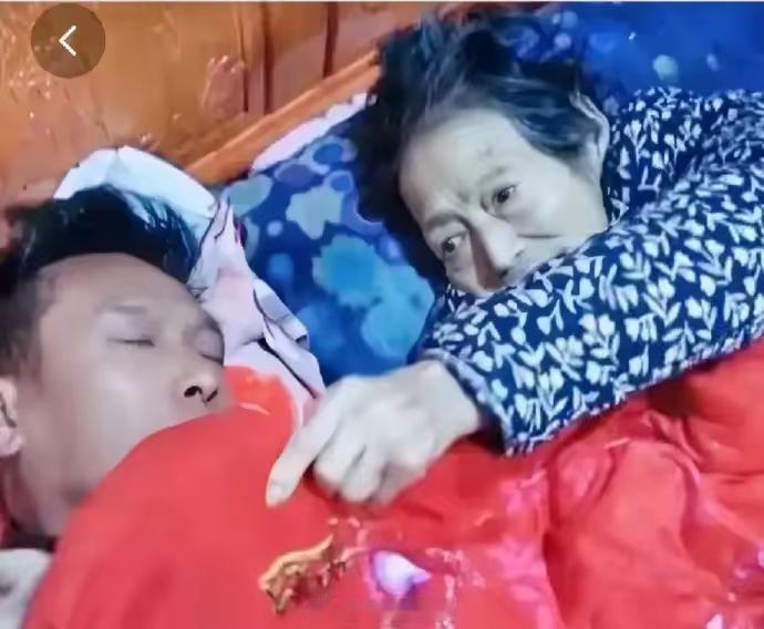 男子伺候病危的母亲，由于太疲倦睡着了，醒来时，发现母亲已经走了。回看监控，发现母
