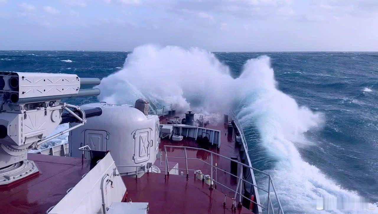 越军猎豹级护卫舰出海活动。76舰炮后面是Palma-SU近防系统。越军动态