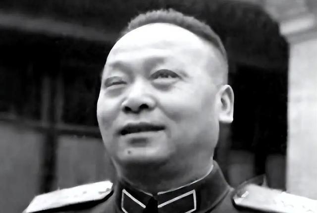 他红军时曾犯严重错误，被剥夺指挥权长达十年。
周纯全父亲早逝，家里生活很困难，他