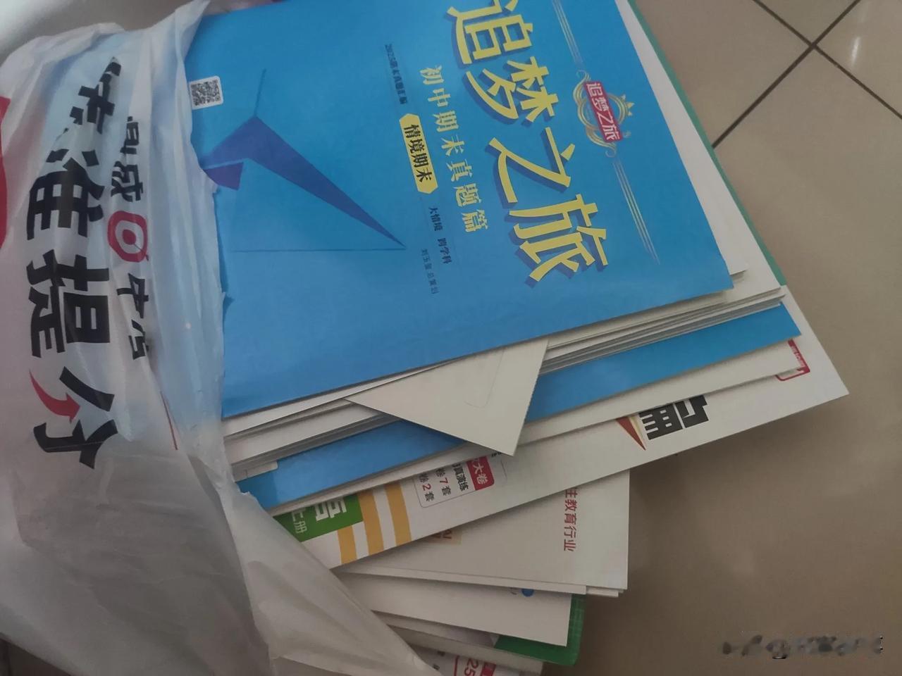 郑州初中的校门口的教辅资料又到货了。

昨天家委会早晨上班时发了一堆书目和编辑好