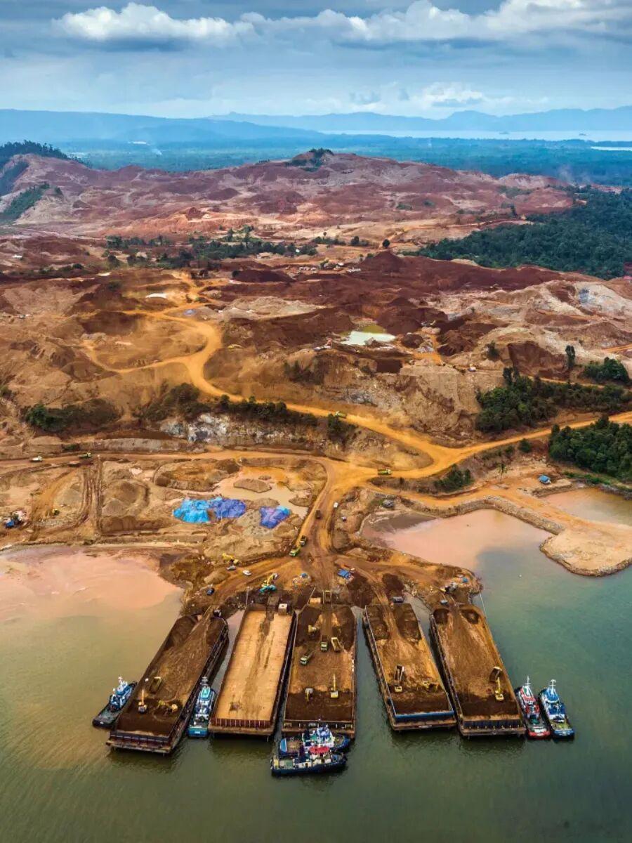 印尼虽然握着全球三分之二的镍矿，当地约四分之三的冶炼产能却掌握在中国资本手里。而