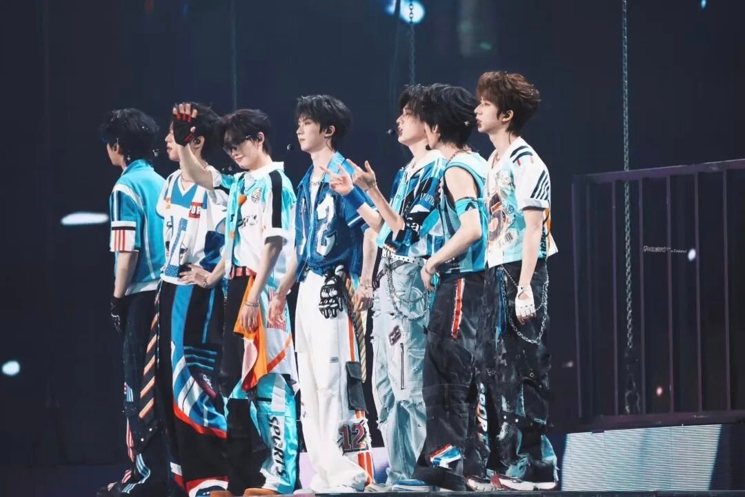 这年头追星真得拼，连逃犯都忍不住要冲现场😂8月2日上海，一位22岁的女逃犯雍某