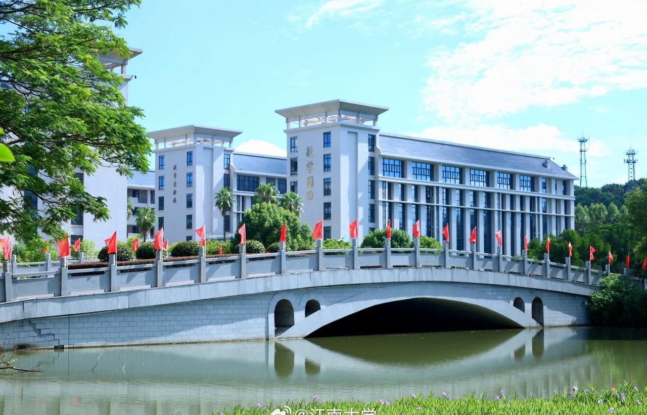 江南大学超话福建农林大学89周年校庆
闽水泱泱，榕城苍苍
八十九载，学府峥嵘
扎