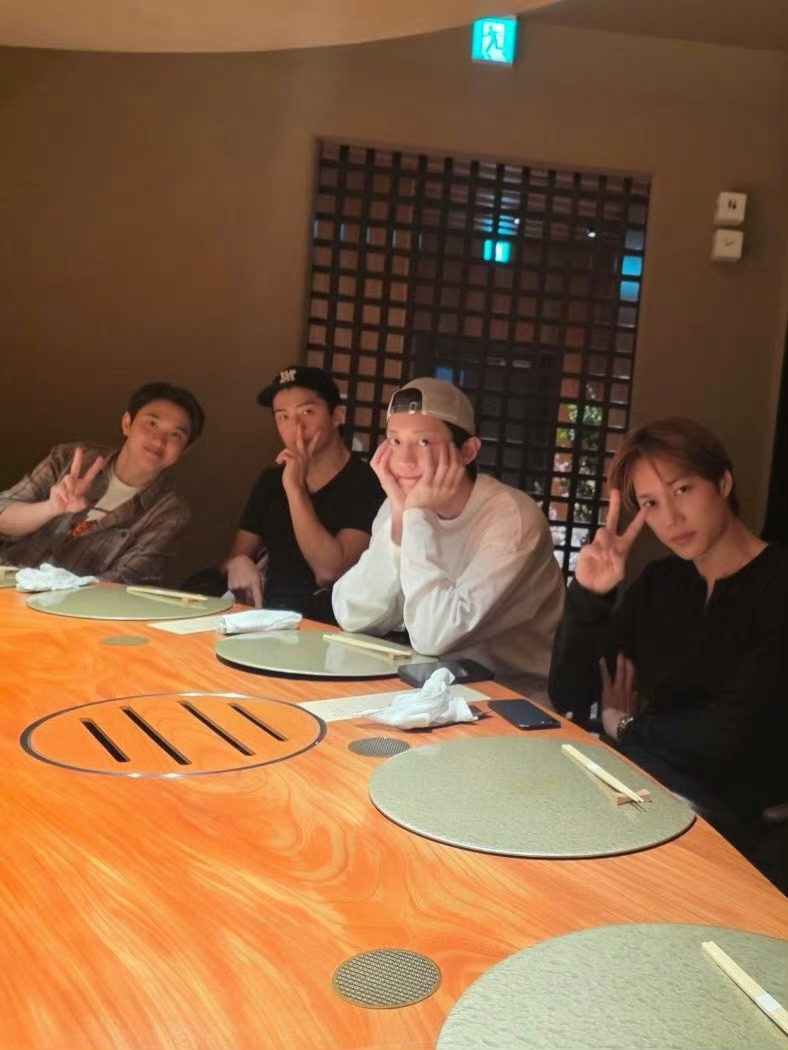 EXO五人聚餐照🍴金俊勉 金钟仁 朴灿烈 吴世勋 都暻秀 