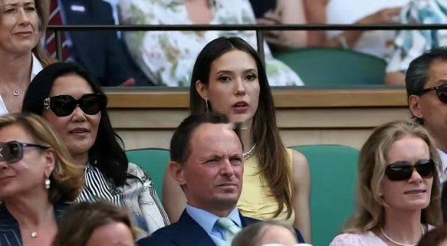 谷爱凌坐进温网皇家包厢了就是那个全英国最难进的74个座位之一！ 