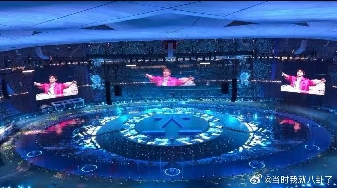  张杰鸟巢舞台够内娱学一辈子了  张杰开列车鸟巢巡游不是随便说说，张杰鸟巢舞台的