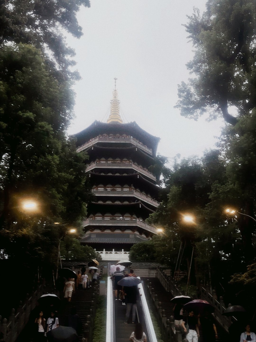 小小雷峰塔靠自己的脚拿下（其实已经累趴了 下来做电梯的 ） 杭州·雷峰塔景区