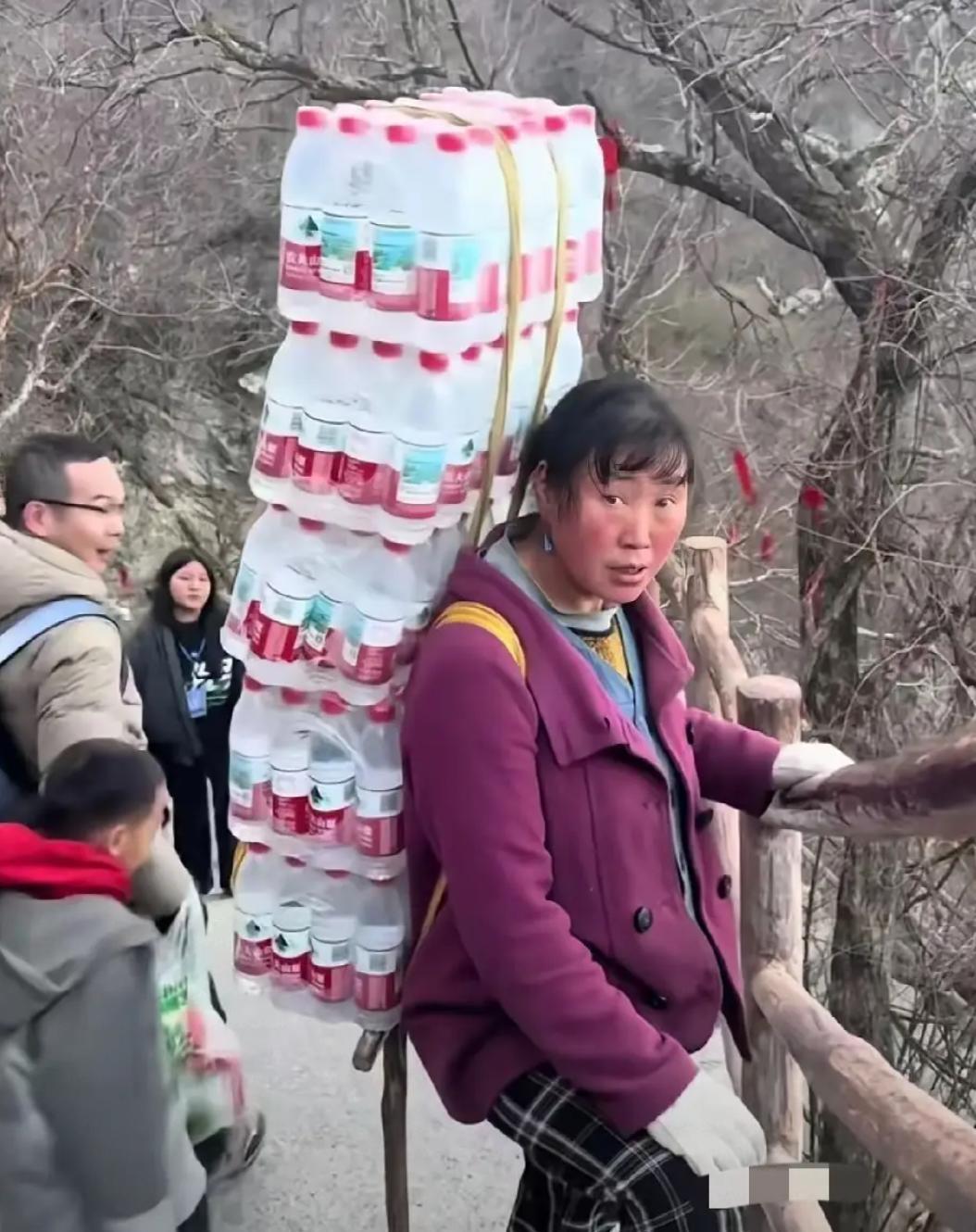 背水登山的大姐， 生活所迫，看着真心疼。五件矿泉水，一般人平路上都背不动，咱们平