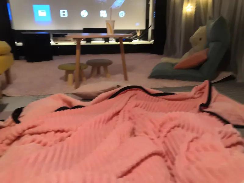 一个人打发时间，其实有很多超棒的方式。
我超爱沉浸式“躺平”。开个“私人影院”，