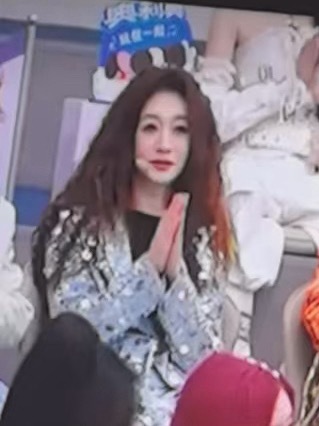 怀疑是李冉想吃爆米花但一不小心爆成头发了 于是变成了步惊云泡面头