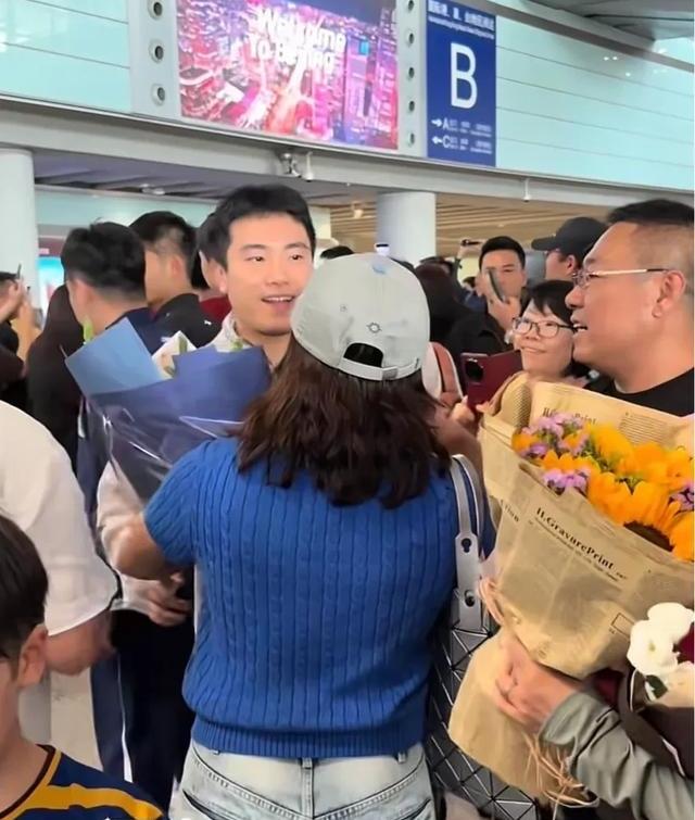 梁靖昆也太幸福了吧！爸妈、老婆、俩儿子全员出动接机，最吸睛的必须是梁妈妈！穿简单