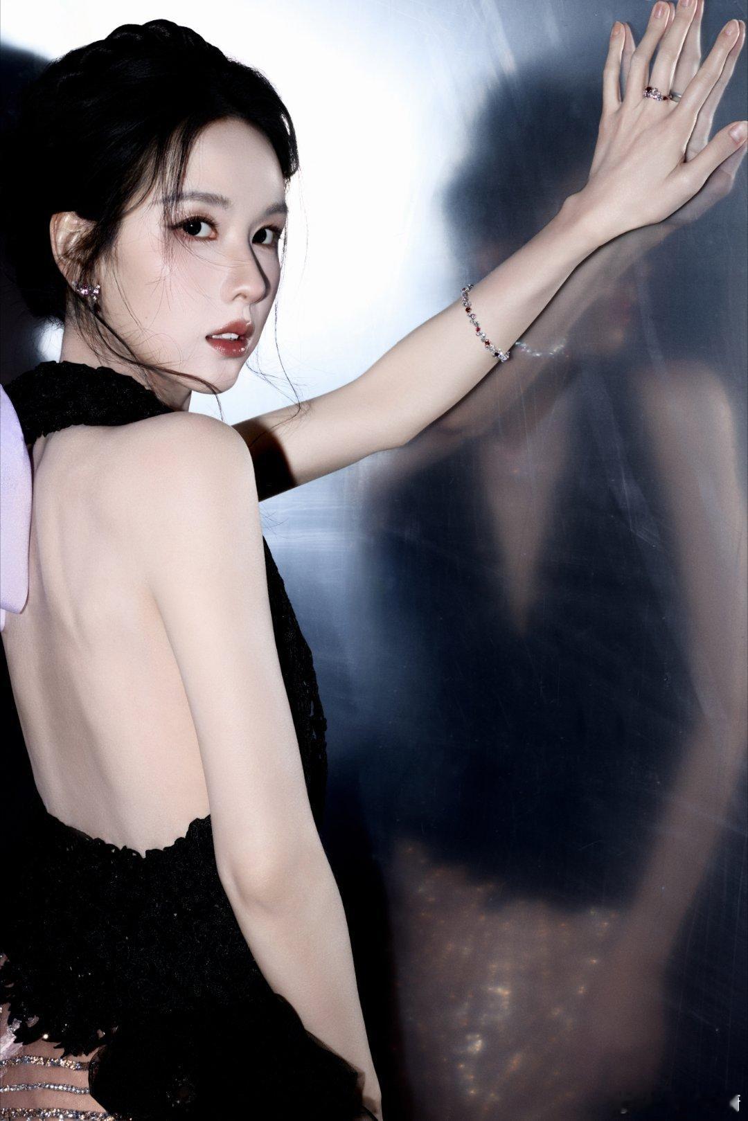 陈都灵珠光辉映凝脂肩，丝带轻旋若蝶跹。暗夜鎏金织成裙，流光与心事共缠绵。顶奢珠宝