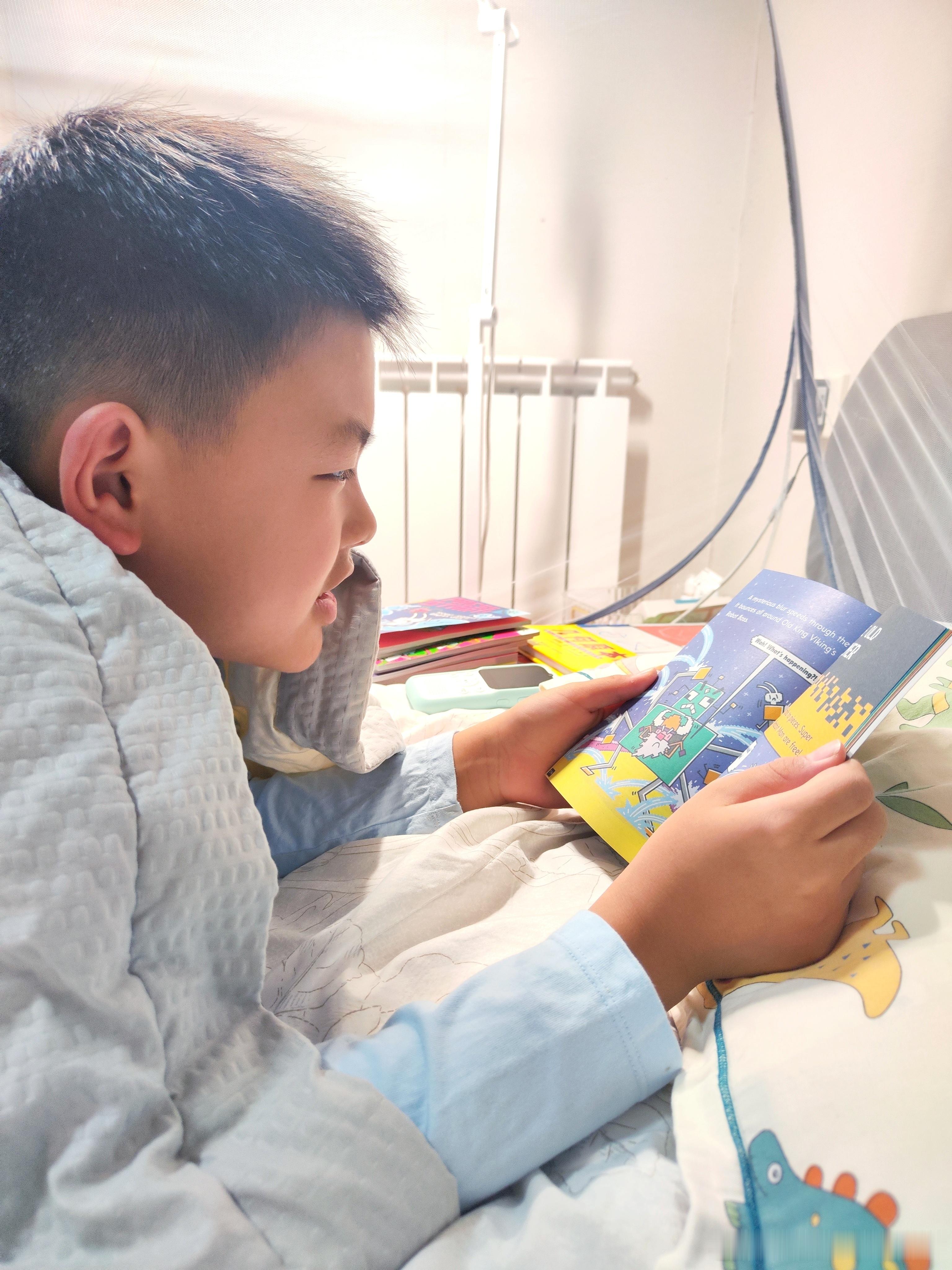 英语入坑也容易，最近晚上睡前阅读他都拿英文绘本出来读。要不怎么说男孩子永远也长不