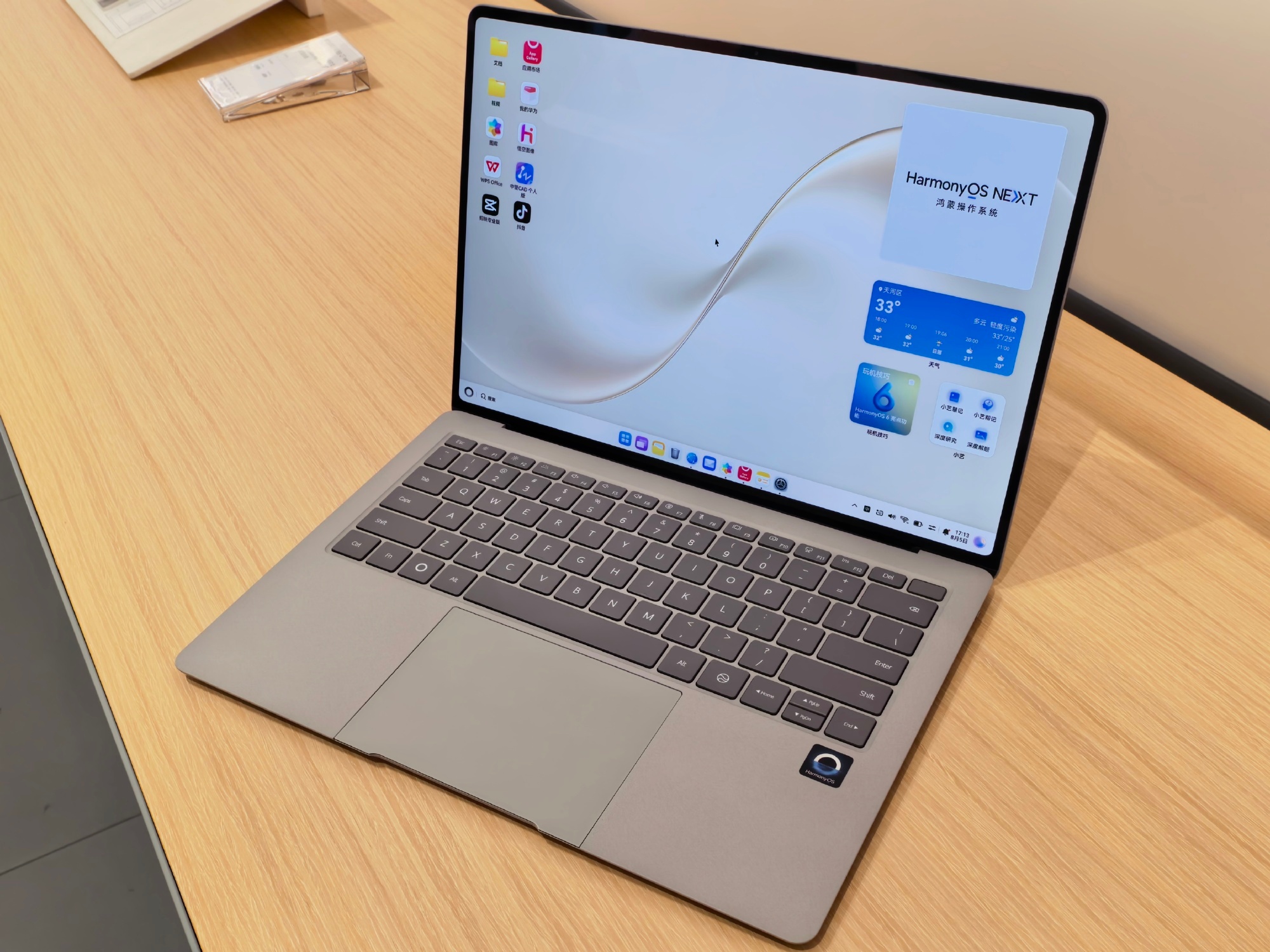 看了很多拍 MateBook Pro S 开箱的视频，感觉都是草草了事念了参数什