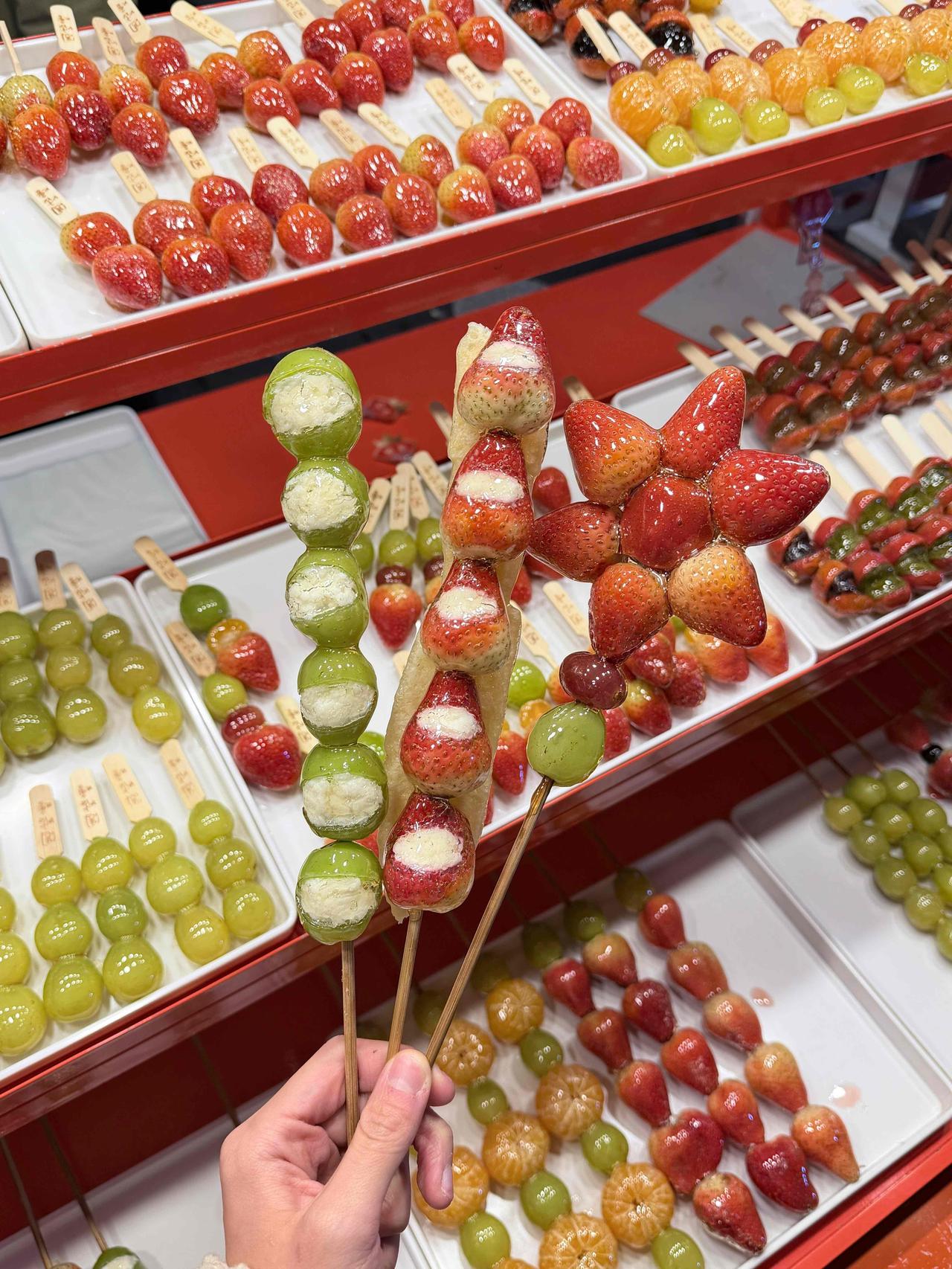 “女子吃奶皮子糖葫芦竟糖化脸了！”秋冬爆火的奶皮子糖葫芦竟成“健康杀手”！有女子