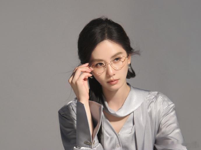 刘诗诗眼镜高质感 刘诗诗眼镜造型高质感无需多言！爱上姐是我的宿命我知道~ 