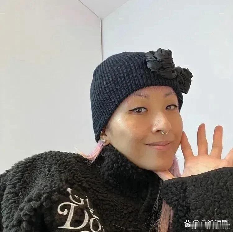 陈奕迅老婆徐濠萦，50岁了还这么潮！看看她最新自拍照，一身白色衣服，穿得像吊丧一