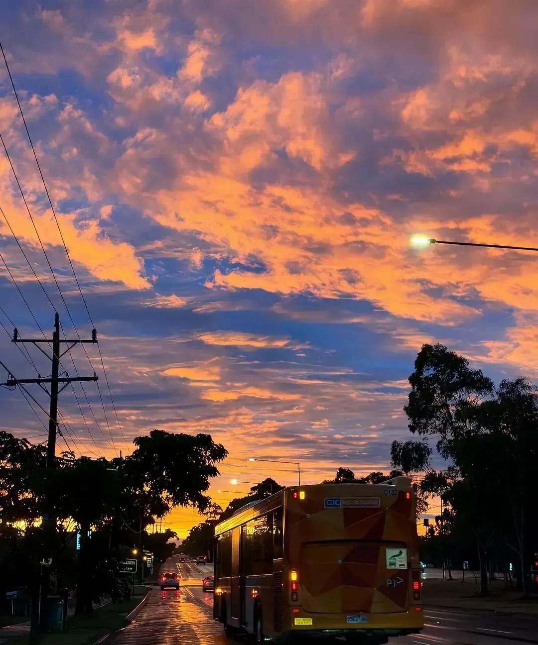 性学家方刚一句“男人点火就着，女人得先暖炉”把我逗笑。
他跑高校讲生理差异，说睾