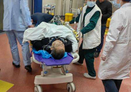 “意外还是发生了！”近日，湖南长沙，一老人和朋友聚餐后不久，就出现腹痛、呕吐、发