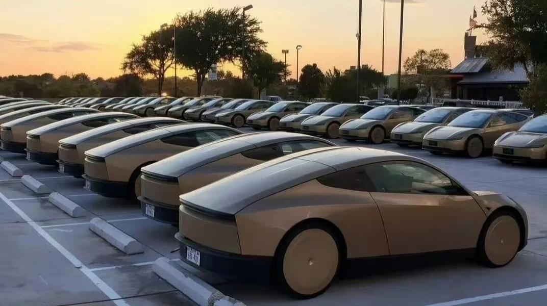 说实话，看到这些连方向盘、脚踏板甚至后视镜都没有的Cybercab，这场面确实有