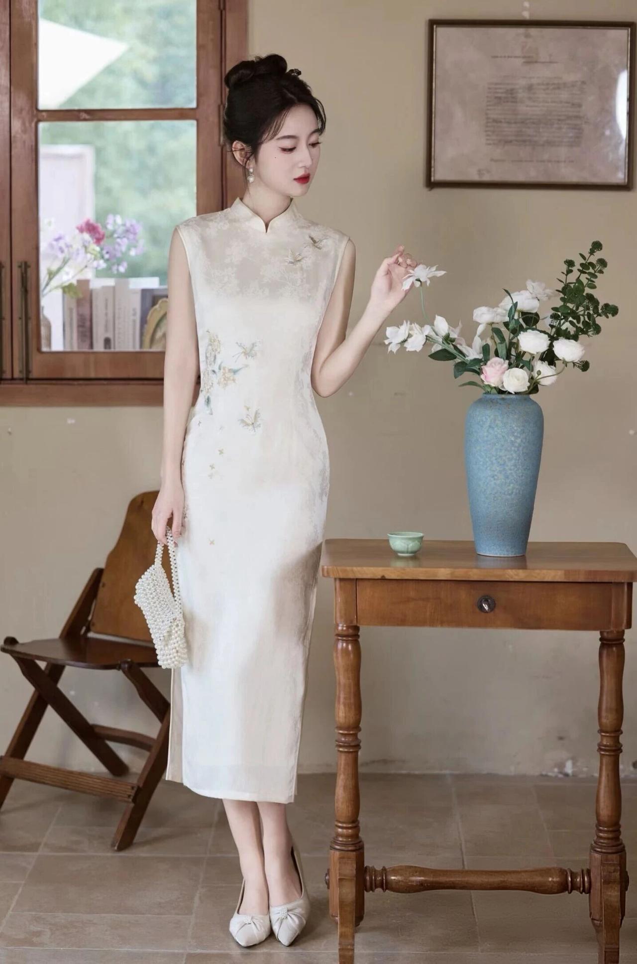 这组照片完美演绎了东方古典美学，将旗袍的温婉与女性的优雅展现得淋漓尽致。
人物与