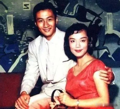 谢贤一生中公开的5个女人，个个都是大美女…
 
1. 嘉玲（初恋女友，50‑60