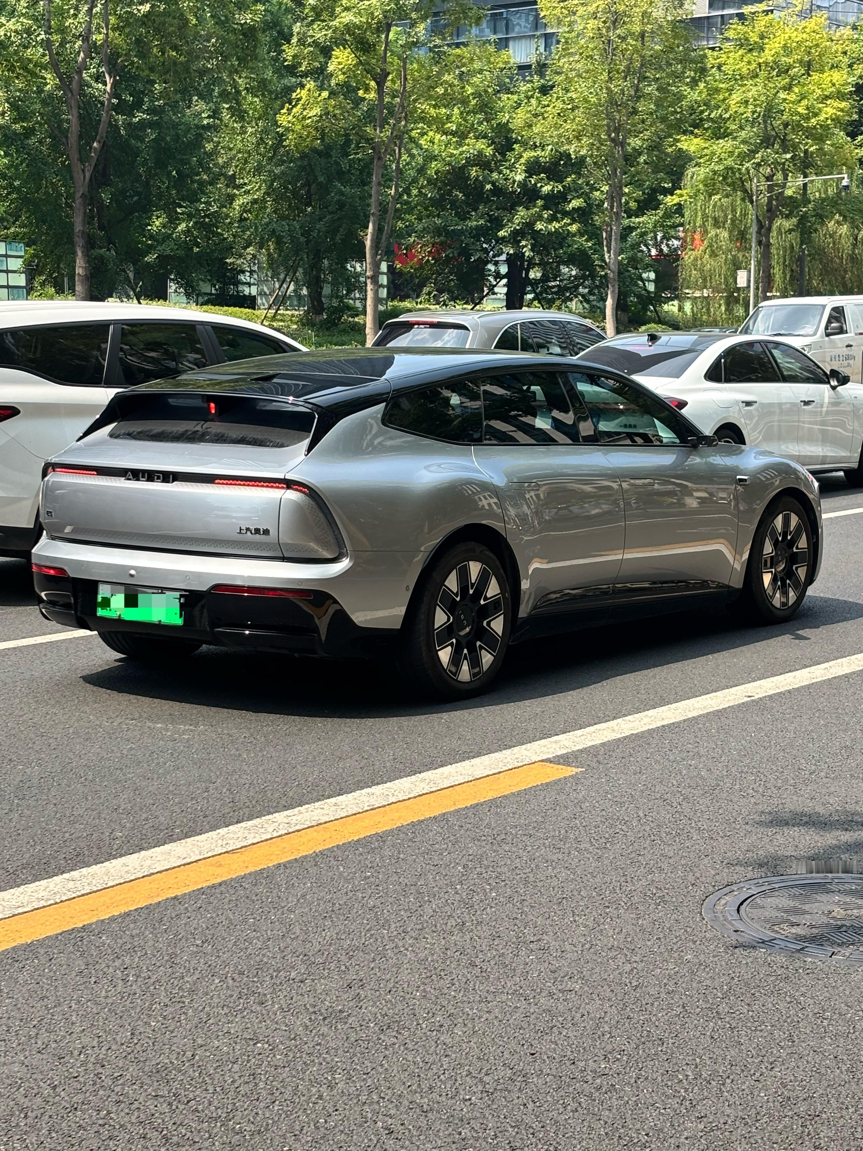 第一次路上见奥迪的E5 Sportback，挺帅的 