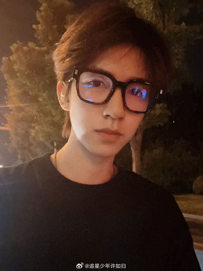 贺峻霖不知道我的身材很曼妙五十公里桃花坞 贺峻霖对着阿如那跳舞那段，阿如那的表情