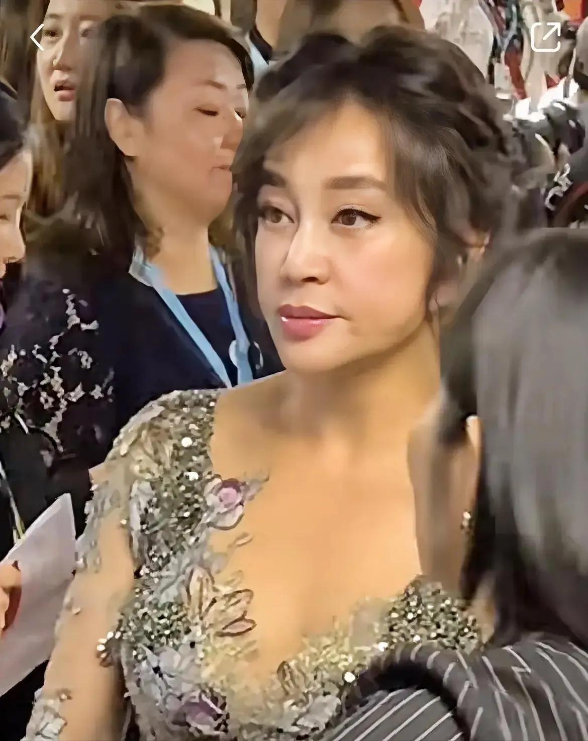 刘晓庆生图，虽然脸上有医美痕迹，但身材匀称眼睛有神，70多岁这个状态已经很好了。