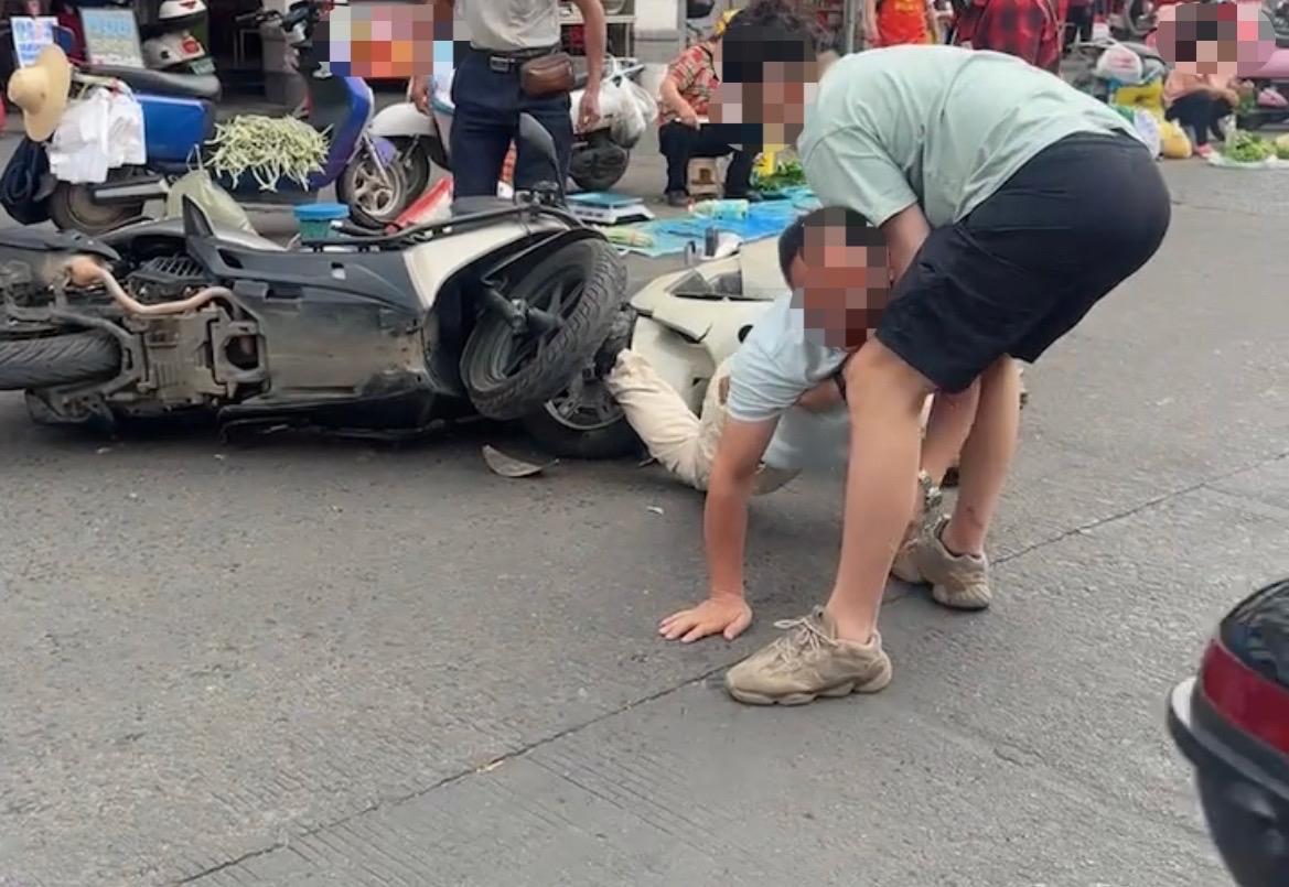 【玉林大南路两辆电车相撞男子被扶起】

4月21日，玉林市城区大南路到江滨路路段