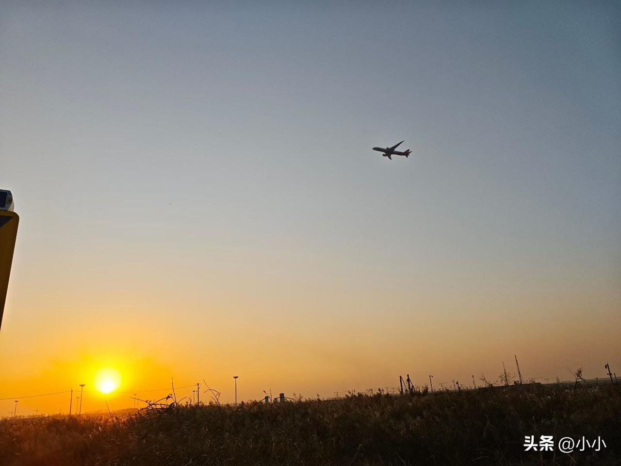 床上无性，床下无语
没有亲吻，没有拥抱
不吵架，不交流，不问行程
把家过成了寺庙