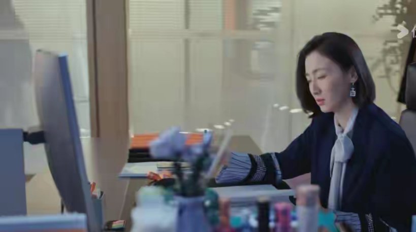《蛮好的人生》来看看邱丽苏跟李奋斗的关系：他们之间是合作关系，邱丽苏做中间人还让