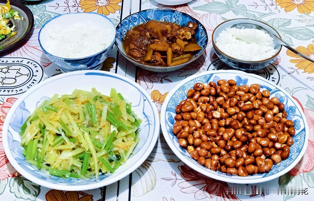 晚上做的油炸花生米，昨天的酱香炖鸡块，土豆丝炒芹菜，炒土豆丝放了点陈醋，香脆可口