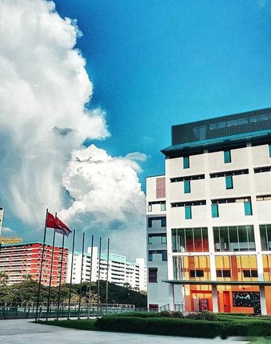 新加坡淡马锡理工学院10月7日设立新实验室，让学生通过一级方程式赛车模拟器，学习
