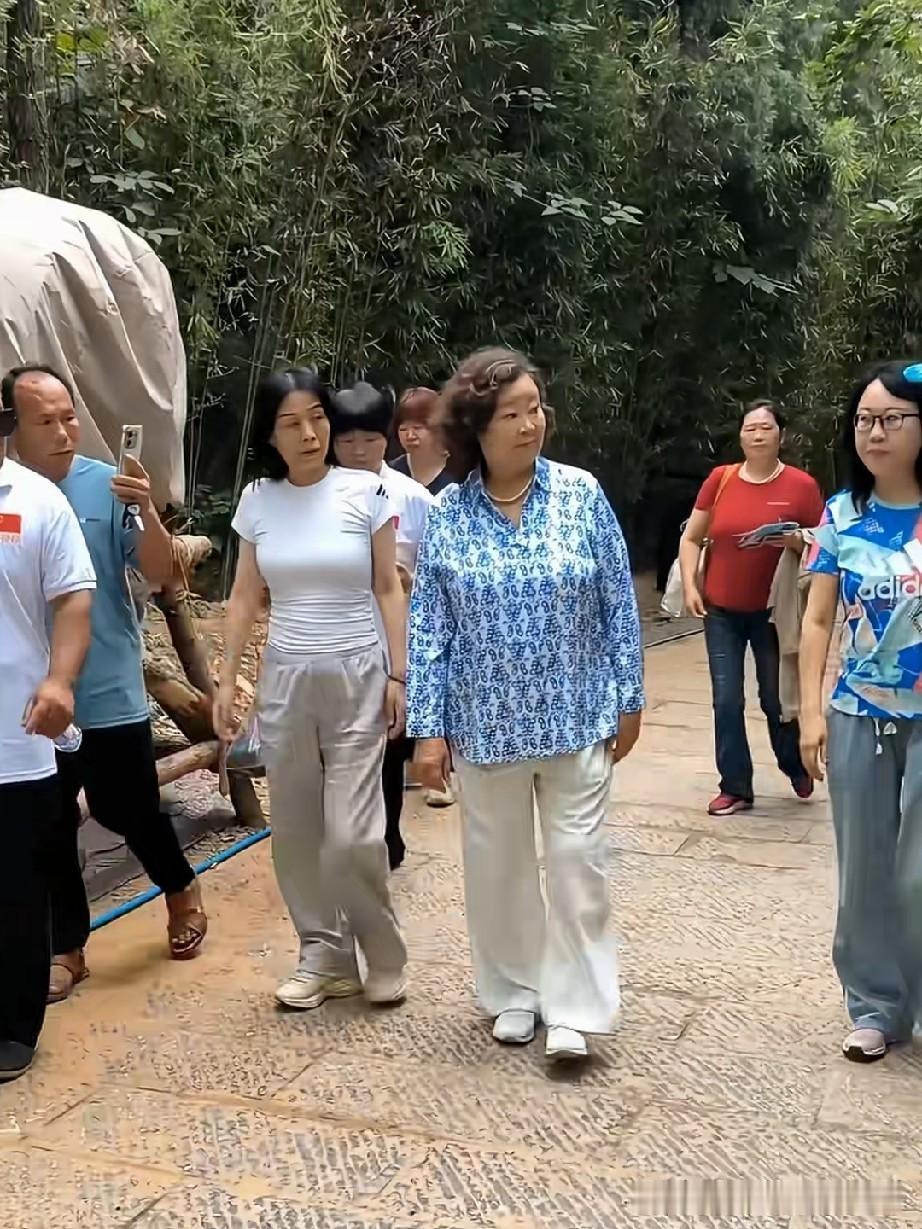 方青卓今年71岁了，她走路的腿都有点变形了，穿的这身衣服气质也和农村大妈别无二致