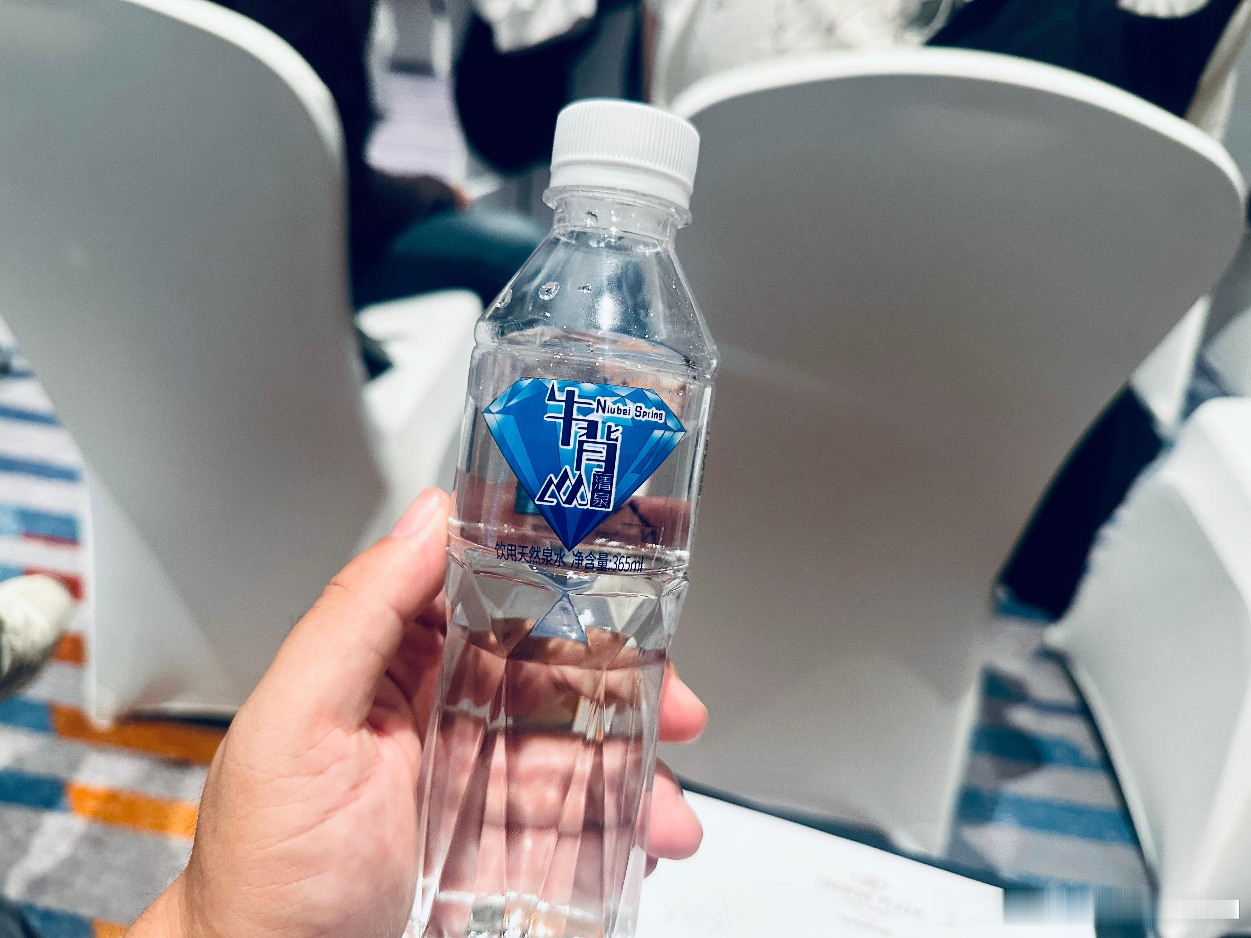 喝一瓶牛背山矿泉水，开着全新超级V23S上牛背山了！这款黄色爱了[鼓掌][鼓掌]