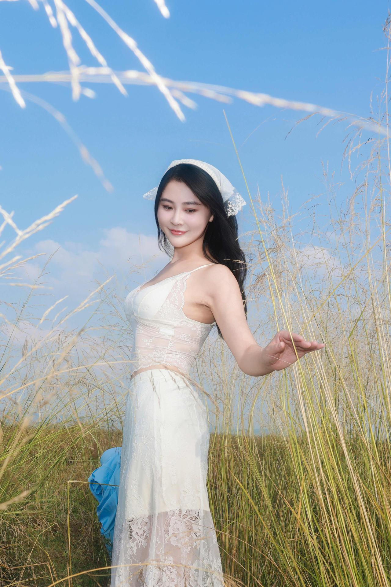 环球小姐冠军. 吴丹. 秋天风景图