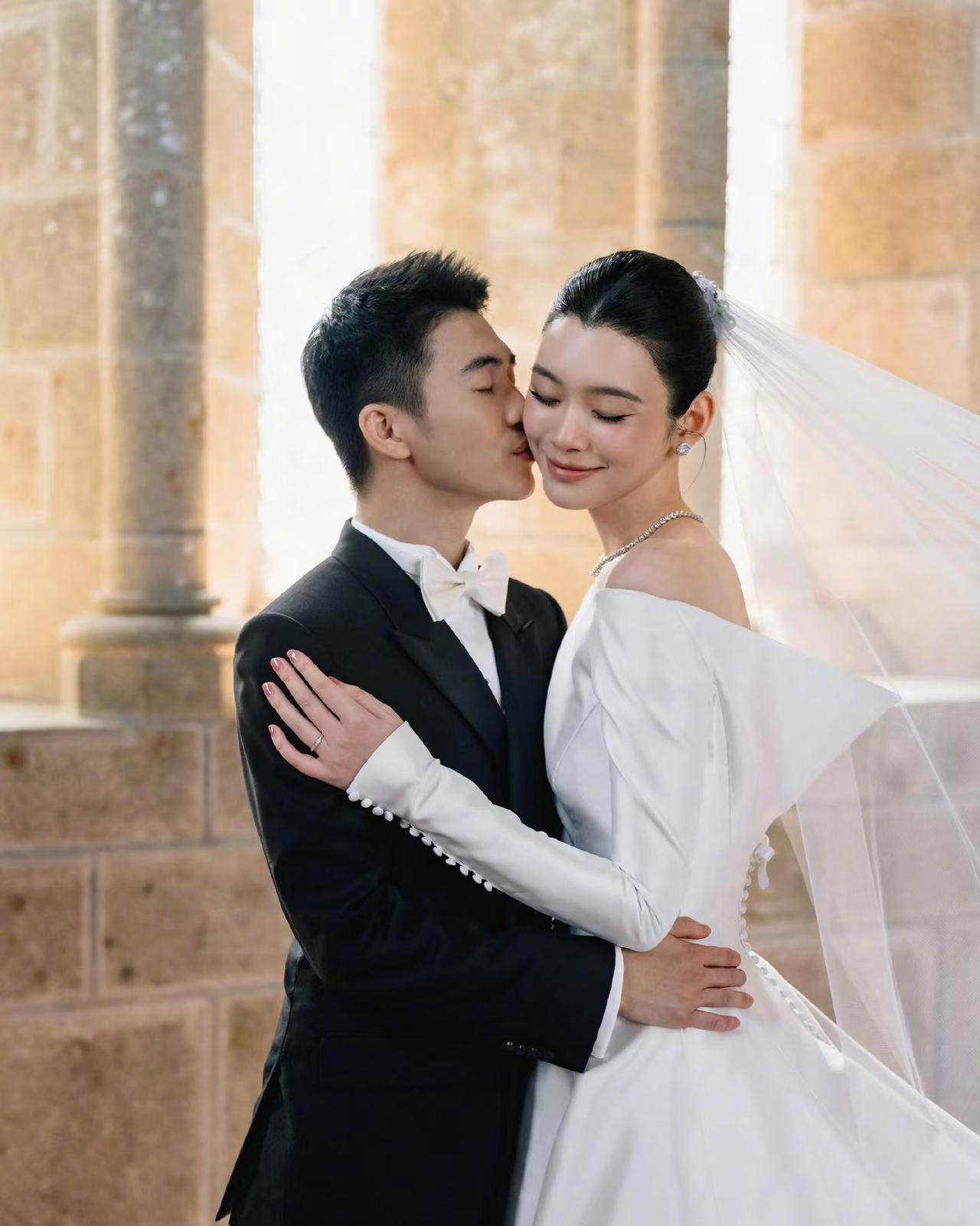 看到奚梦瑶何猷君夫妻俩晒出婚礼现场照，也是让我们见识到真正的豪门婚礼了。

两人