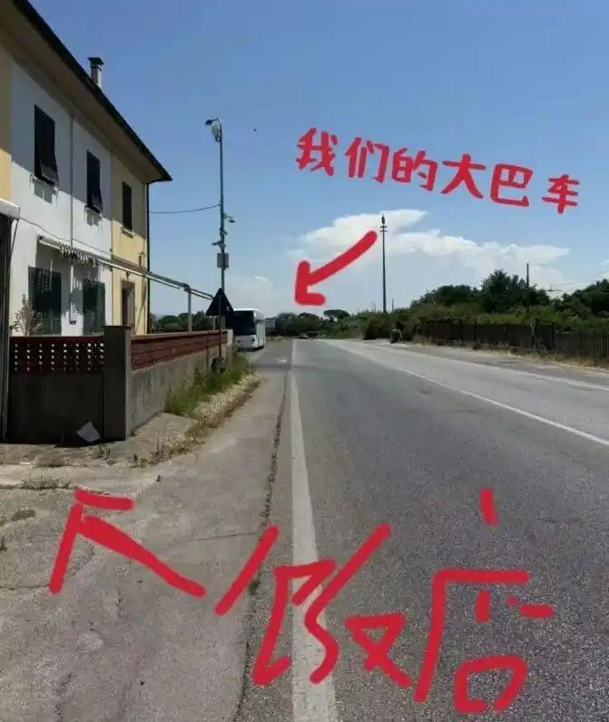 早就说少往国外跑了，就是不听劝！中国一旅游团赴意大利旅游，一车人下车吃饭也就用了