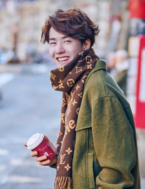 哇哦！这是什么时候的，迷死人啦！一博的英伦风，小卷毛，妥妥的小帅哥一枚啊！啵啵这