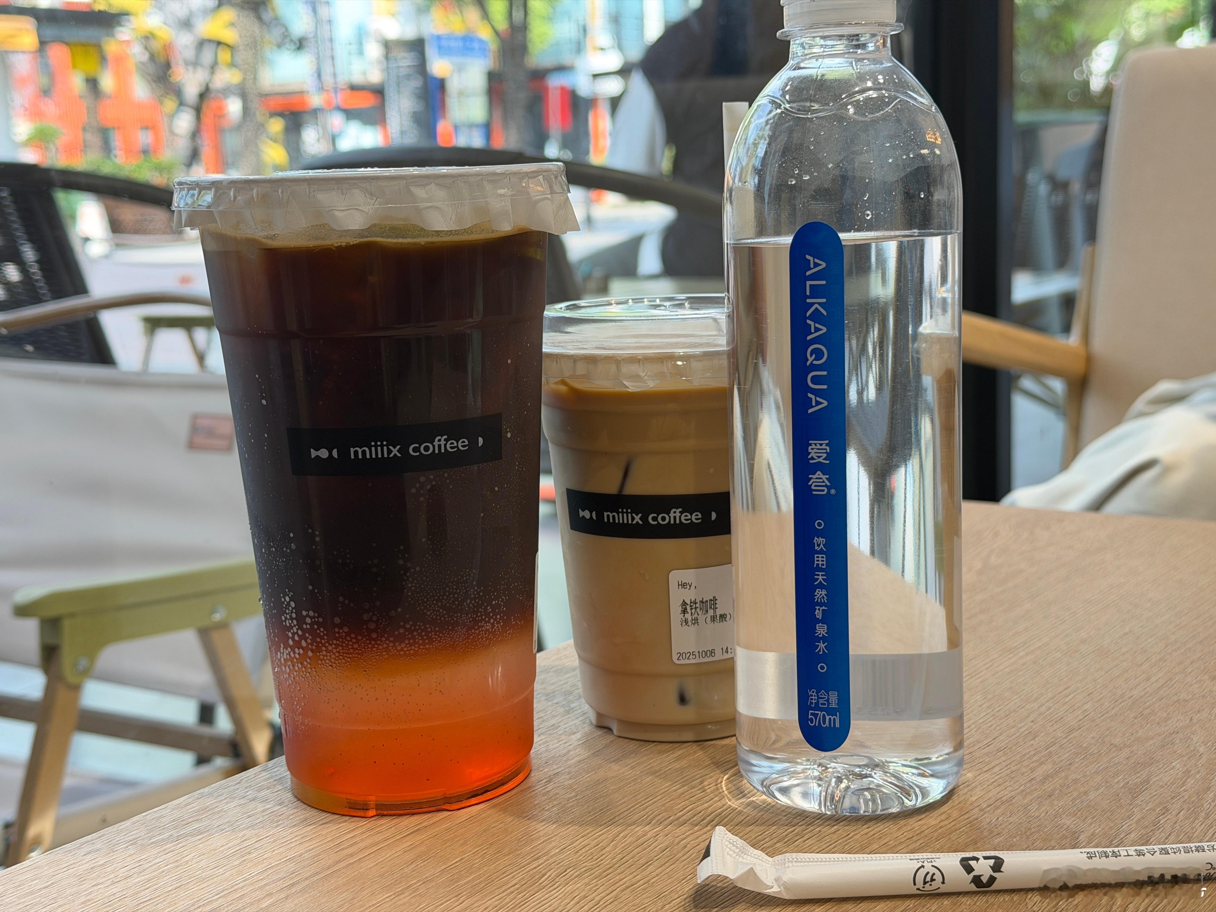 本来我们想喝个超大杯的，结果店员说超大杯可能比较多。怎么？我还喝不了多的了？就给