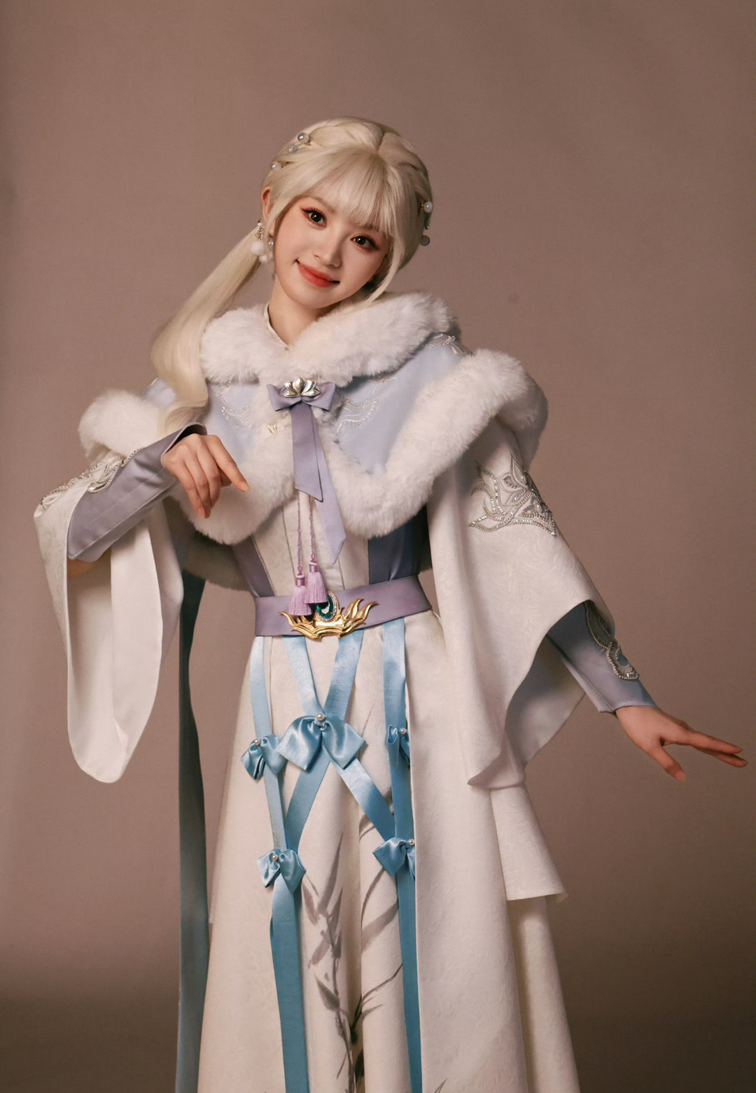 小田又有新cos 造型啦，白发双马尾造型， 完全是建模脸