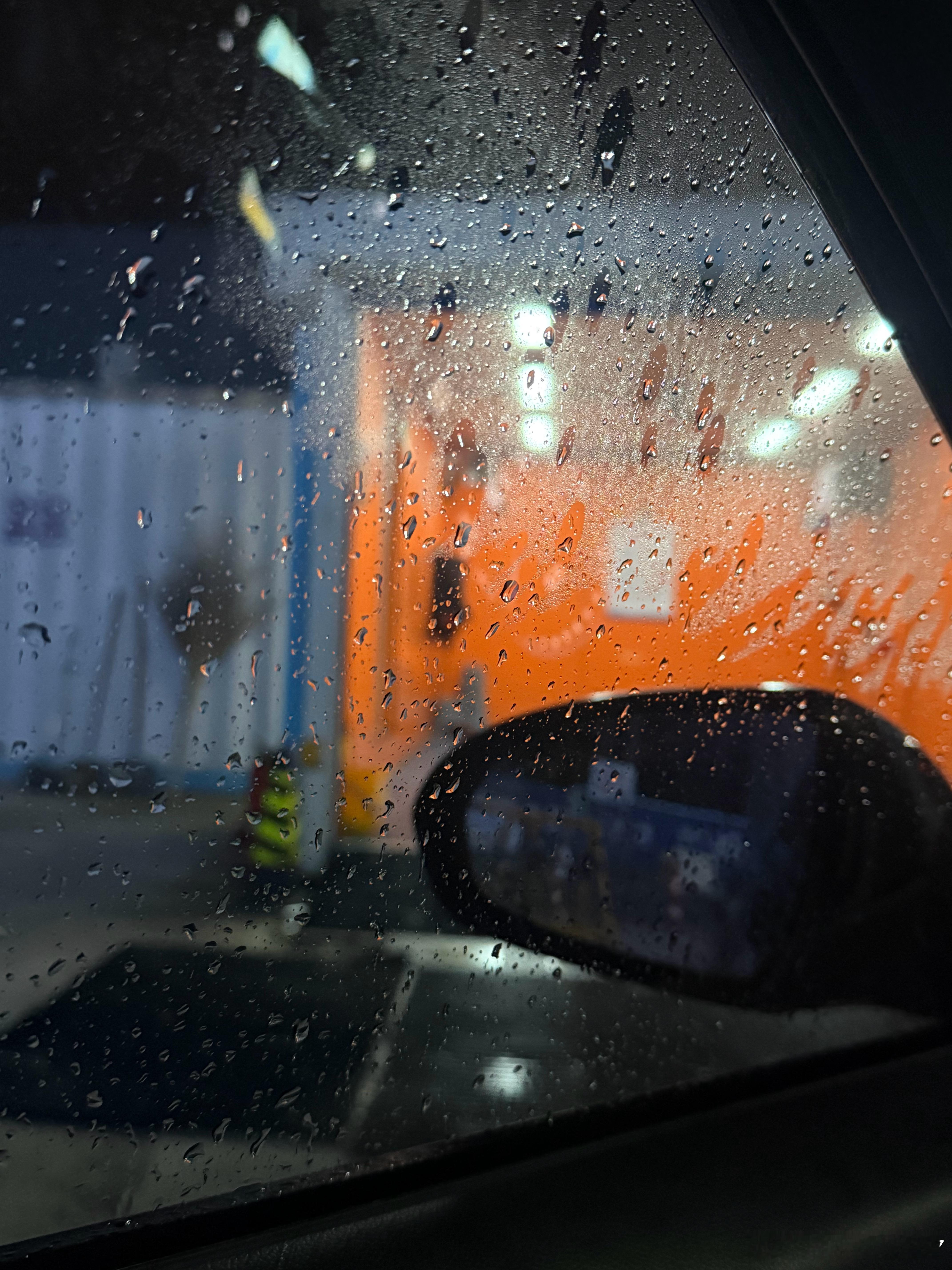 连着两天凌晨睡早上五六点起，感觉整个人脑子不太好了就在刚才，下着雨去洗了个车……