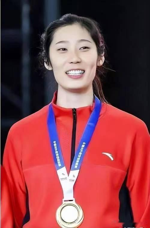 褪去赛场锋芒，归乡传薪！朱婷以初心守护家乡排球梦
 
载誉归来，反哺故土！结束海